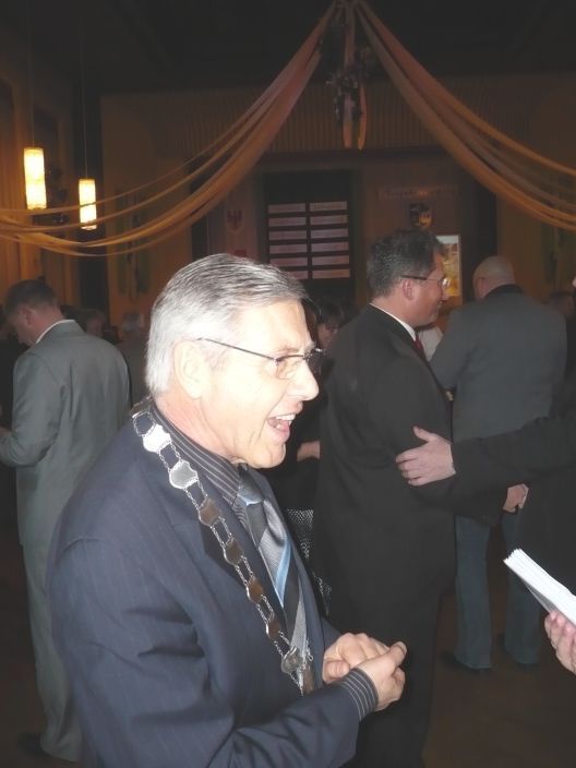 Der gut gelaunte Heinrich Scholl (der bisherige Brgermeister) und der ebenfalls gut gelaunte Frank Gerhard (der neue Brgermeister) im Hintergrund.