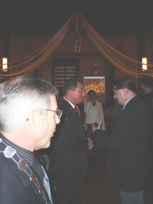 Herr Gerhard (der neue Brgermeister) hat bereits die "Zentralposition" eingenommen - sowohl im Bild, als auch fr Ludwigsfelde, da er noch WHREND der Amtszeit (!!) von Herrn Scholl von (dem heute eher schlecht gelaunten) Herrn Baltrusch als Brgermeister vereidigt wurde.