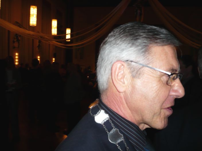 Herr Scholl (der bisherige Brgermeister) hat sicherlich einige Lichtmomente in seiner verantwortungsvollen Funktion hinter sich.