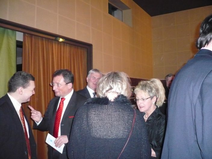 Allgemeine Heiterkeit kehrte ein, als Frau Karstdt kurzzeitig ihre Frisur gendert hat. Dabei ist Fasching erst am 05. Februar 2008 ...