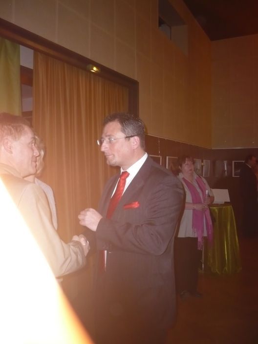 Herr Gerhard (der neue Brgermeister) begann sich bei der Begrung des ungefhr 1001sten geladenen Gastes zwar scheinbar in Luft aufzulsen, hat aber dennoch nicht die gute Laune verloren.
