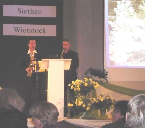 Auch die beiden Saxophonisten sorgten fr weit besser gekonnte musikalische Abwechslung, als es das Foto wiedergeben kann. Alt-Brgermeister Scholl hat sie auf dem Klavier begleitet ...