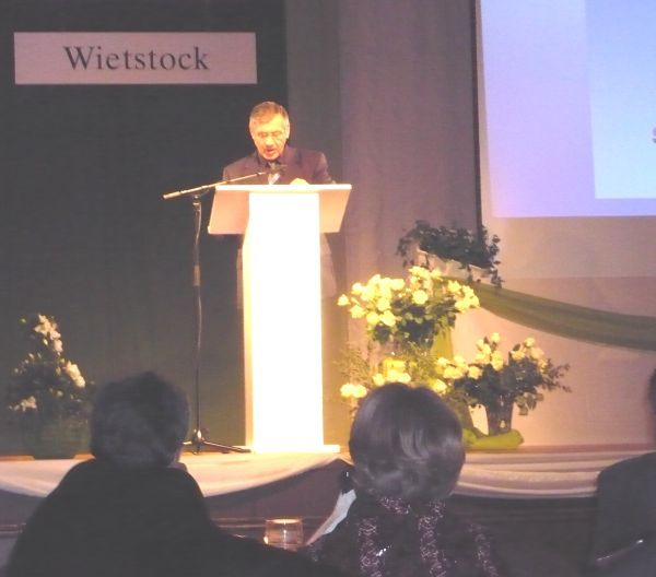 Alt-Brgermeister Scholl hlt gleich am Anfang eine sehr Applaus-trchtige Rede und wnscht seinem Nachfolger Herrn Gerhard (ebenfalls SPD) alles Gute. Dass Wietstock in der Wand-Liste aller 12 (inkl. Lu) in Lu eingemeindeten Orte ganz unten steht, scheint hier eindeutig ein Vorteil zu sein.