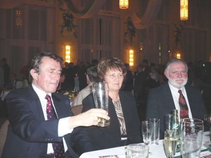 ... sondern genieen und amsieren sich kstlich, denn das war erst das erste Bier und Ludwigsfelde liegt wahrlich nicht am 'Ende der Welt'.