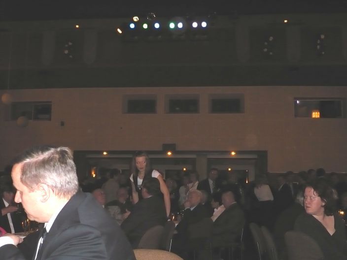 Whrend die Gste an den Tischen in Gesprchs-Marathons verwickelt waren, leistete die Bedienung Lauf-Marathons.