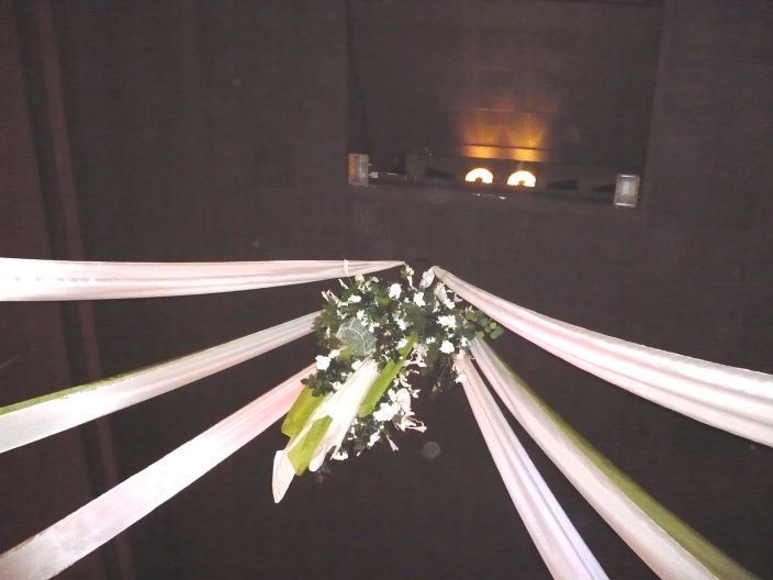 Des Saales Krnung hing von der Decke herab.