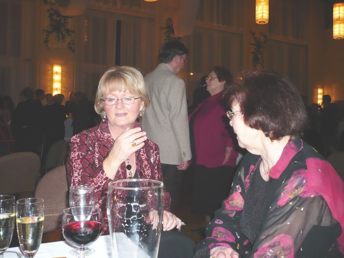 Christine Ptzold (die Kreis-Arbeitsamts-Chefin - Zossen) tauscht zukunftsweisende Worte mit Frau Bhm aus. Ob die Hand hier zur Wortformung oder zum Fcheln benutzt wurde, kann nicht mehr nachvollzogen werden. Diesen Winter kann man jedenfalls als 'echt hei' bezeichnen.