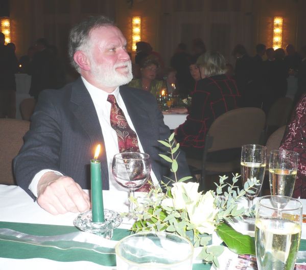 Herr Dr. Grnert wird hiermit zum 'Knig' des SPAS e.V. gekrnt, was er ja eigentlich schon seit (wann eigentlich?) ist, nur bisher ohne Krone. Als Historiker mit bestechend umfangreichem und detailliertem Wissen hat er auch eine besondere Affinitt zu Knigen und ihren Accessoires.