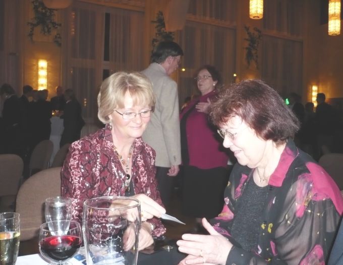 Frau Ptzold berreicht Frau Bhm ihre urkundliche Visitenkarte nicht nur zum Andenken, denn Frau Bhm wurde schon am 19.12.2007 wegen ihres ehrenamtlichen(!) sozialen Engagements (Arbeitsbeschaffung inklusive) in der Stadt Ludwigsfelde von ihrer Kreishauptstadt Luckenwalde ausgezeichnet!