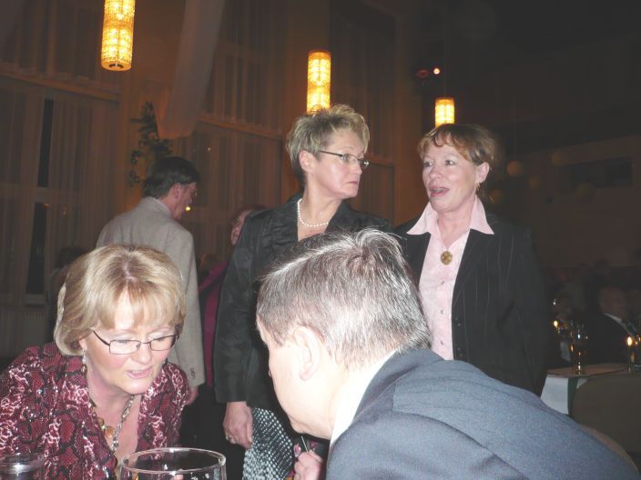 Die Musik war laut genug, um ringsherum ungehrt Intimitten - natrlich nur amtlicher Art - austauschen zu knnen.