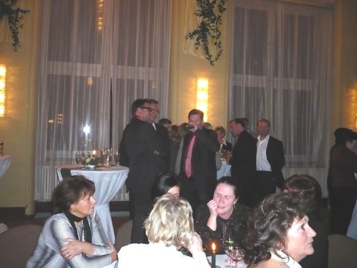 Die blitzartige Erleuchtung ber die Tragweite des Treffens spiegelt sich sowohl im Fenster ...